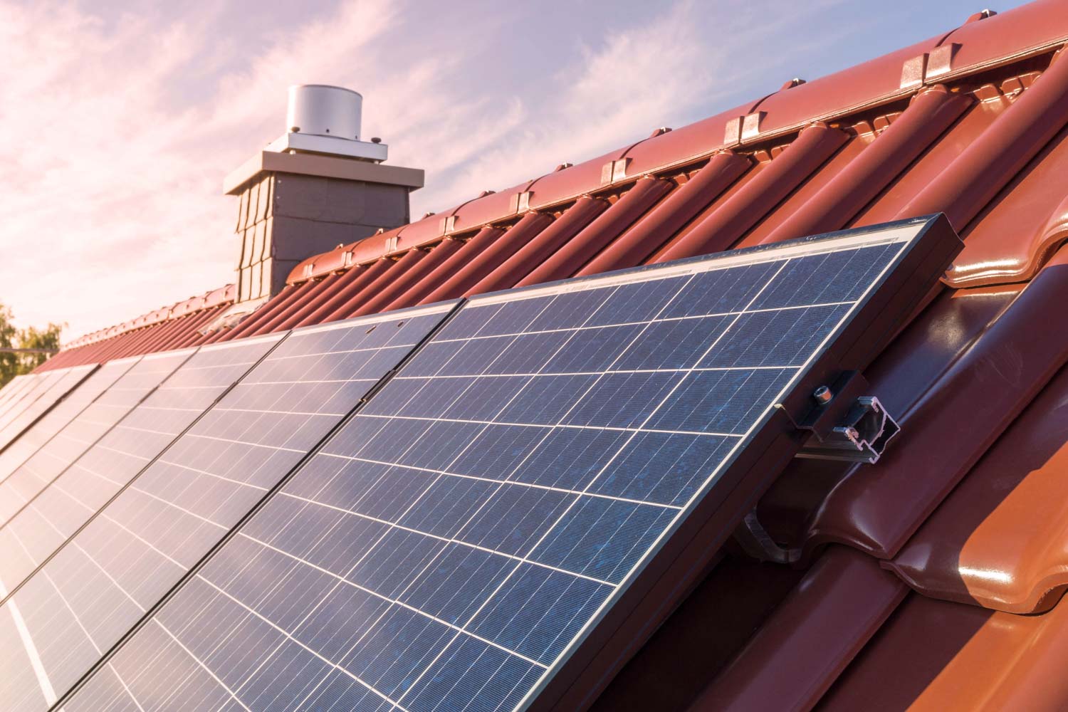 Foto einer Photovoltaikanlage auf dem Dach eines Hauses
